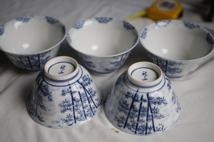 日本瓷器全新秋山款内外青花釉下彩山竹小茶碗，小饭碗。