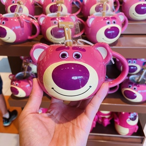 上海迪士尼  玩具总动员草莓熊带勺马克杯卡通陶瓷杯牛奶杯代购