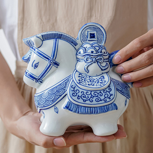青花瓷存钱罐马上有钱储蓄罐陶瓷摆件可爱雕塑马现代家居装饰品