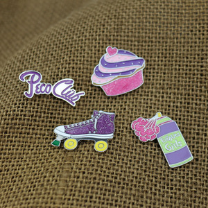 欧美日韩流行滑板鞋蛋糕字母珐琅紫色胸针领针组