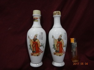 陶瓷酒瓶收藏，怀旧家居装饰，老小酒瓶1对价格，3两左右