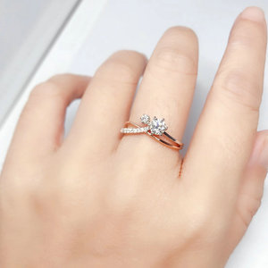 分双色18K玫瑰金白金莫桑钻戒指镶嵌培育碎钻石40分扭臂宝石指环