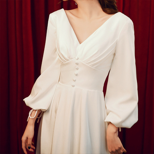 艾慕轻婚纱2021新款长袖法式白色复古齐地缎面小礼服简约显瘦