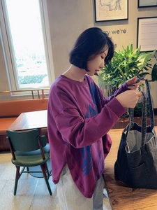 韩国女装代购春季时尚青春范儿字母做旧印花两侧开叉紫色套头卫衣