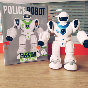 电动行走机器人 太空战警Polic Robot  灯光音乐软胶弹走路