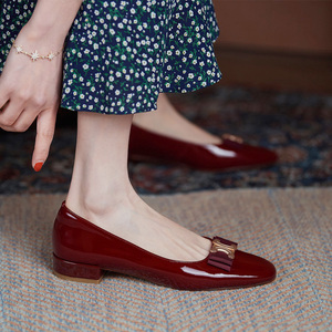 2024新款方头平底单鞋女方头气质性感蝴蝶结红色粗跟漆皮职业女鞋