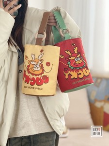 新春龙年喜庆中国风插画卡通手提水桶包 LUCKY儿童学生便当餐盒包
