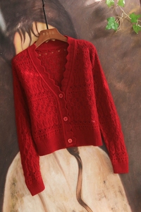 二红色，镂空羊绒衫钩花V领针织羊绒开衫女 短款毛衣外套