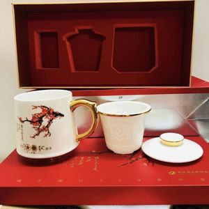舍得中国红100茶杯套装,带小盒茶叶。非常精致美。送礼收藏。