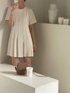 现货！韩国进口WOOA简约纯色复古时尚压褶裙摆修身显瘦短袖连衣裙