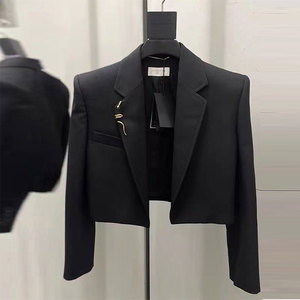 黑色短款西装外套女2024年早春新款韩版高级感金属胸针小个子西服