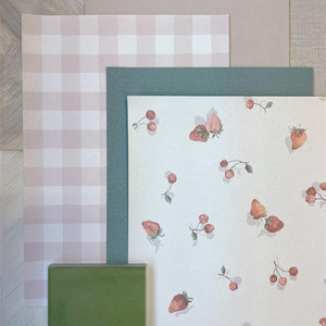 自居自在软装 日本宽幅零裁法式田园小草莓粉色格子卧室墙纸 壁纸