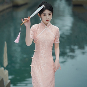 明霞佩丨年轻款粉色短袖蕾丝旗袍少女长款日常2023春夏新品连衣裙