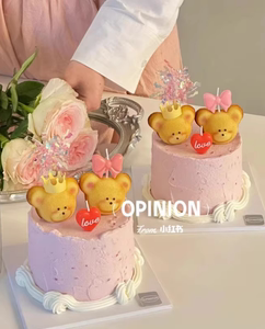 情人节小熊玛德琳成品烘焙蛋糕装饰摆件皇冠粉色蝴蝶结蜡烛插件