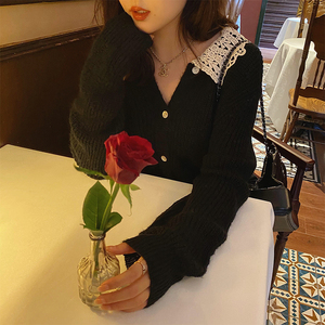 妮卡大码女装2022春装韩版娃娃领针织衫微胖mm显瘦蕾丝拼接