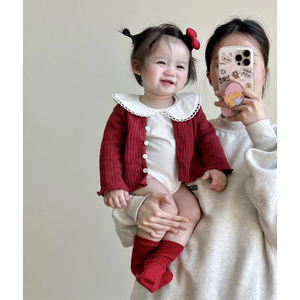 2024春装韩版婴儿娃娃领长袖连体哈衣女宝宝红色坑条V领开衫套装