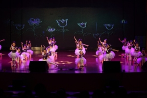 六一新款儿童女演出表演七彩亮片啦啦操蓬蓬公主白裙舞台舞蹈服饰