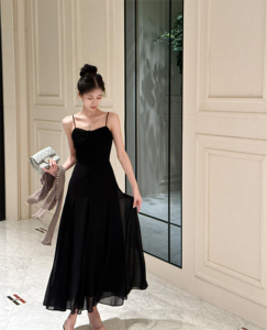 法式高端气质设计感连衣裙2024夏季新款女黑色收腰显瘦吊带长裙子