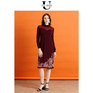 uenshadi\温莎蒂春季新款品牌女装时尚枣红色长袖针织连衣裙