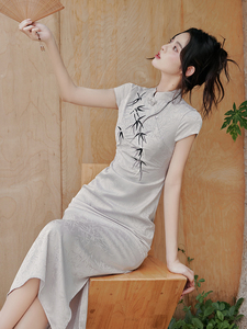 新中式旗袍改良年轻款少女复古民国设计感开叉抽褶刺绣竹子连衣裙