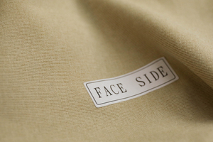 日本进口复古淡栗黄色细腻平纹垂顺麻纱肌理醋酸面料设计师布料