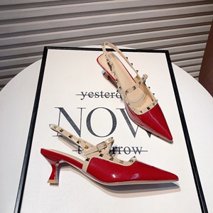欧美大牌时尚铆钉一字带后空凉鞋女性感尖头漆皮细跟中跟红色单鞋