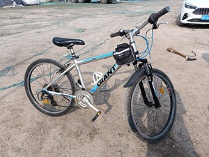 低价出售一辆二手原装正品捷安特24寸山地自行车，全铝车架，一