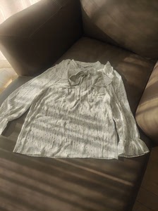 Roem罗燕的衬衣，一次也没穿过，材质不是纯白色，就是稍微有