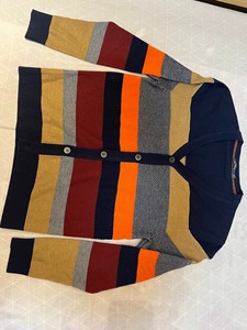 出彩色条纹V领毛衣，品牌未知，颜色为黄红蓝棕灰黑相间，款式为