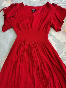 only品牌红色连衣长裙，和图片里的美女穿的是同一款，几乎全