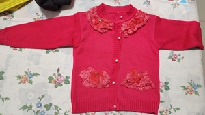儿童毛衣，有两件水貂绒的，其他都是毛线的，大红色口袋装饰品掉