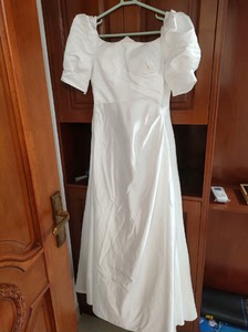 缎面婚纱礼服，后面是绑带，135斤以下可穿，无瑕疵，很干净，