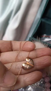 这是周大福的彩金项链，专柜买的，还带颗碎钻，和戒指是一套，当