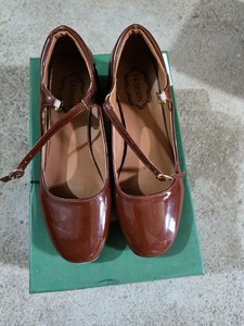 35码红棕色圆头玛丽珍鞋，仅试穿，一旦售出不退不换。
