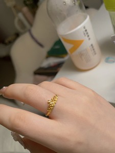 周大生的皇冠戒指，可调节，中指无名指食指都可以戴，有缘者得