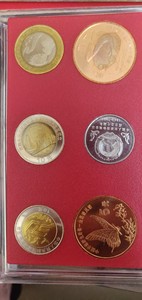 珍稀野生动物金斑啄凤蝶，中华鲟，政治协商会议五十周年纪念币；