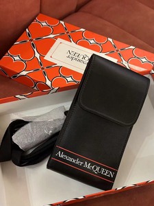 McQueen麦昆手机包dai购。带盒子。全新正品。