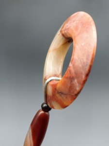 战国风格红缟玛瑙三才环。直径4.4cm重16.6g