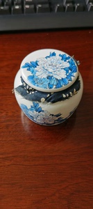 瓷匠小茶叶罐，高度6厘米，宽7厘米，无磕碰，无掉漆。20元香