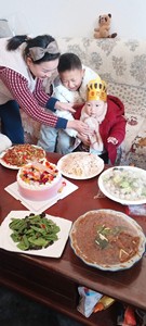 出一套完整的宝宝餐具，包括碗、勺子和叉子，适合1-3岁的宝宝