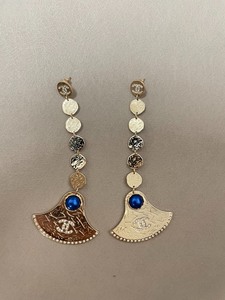 香奈儿Chanel19A埃及系列金色做旧米色珍珠水钻扫肩耳钉