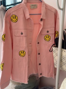 Freamve家刺绣笑脸款粉色牛仔外套，颜色生动，活泼可爱，