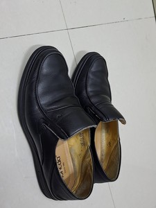 梦柯达男鞋，41码，商场专柜购买，除了旧点，没任何开胶开裂，
