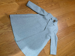 全新正品阿玛诗灰色大衣，裙摆设计。穿半天时间。入手二千多，现