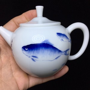 上新，手绘八大山人鱼茶壶，容量220毫升，羊脂白玉材质，出水