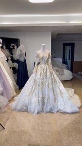 一款设计师品牌薇爱的金色的主婚纱，上面的钉珠蕾丝细节满满，下