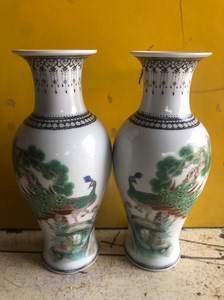 七十年代景德镇生产五彩凤凰图案花瓶一对。主图为孔雀、牡丹、玉