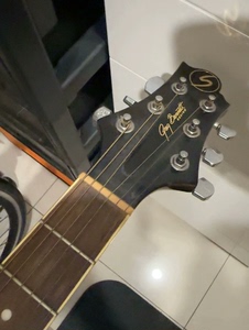 韩国三益吉他带电箱的挺新的没怎么使用