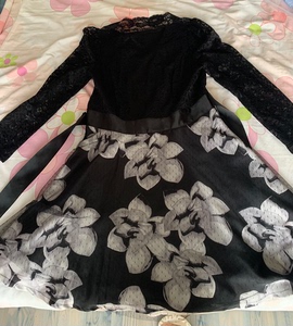 全新品牌礼服连衣裙，上半身为黑色蕾丝，下身裙子为三层设计，腰