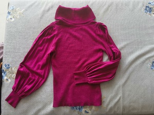 清衣柜阿玛施山羊绒毛衣。玫红色灯笼袖很显白，线下实体店购入，
